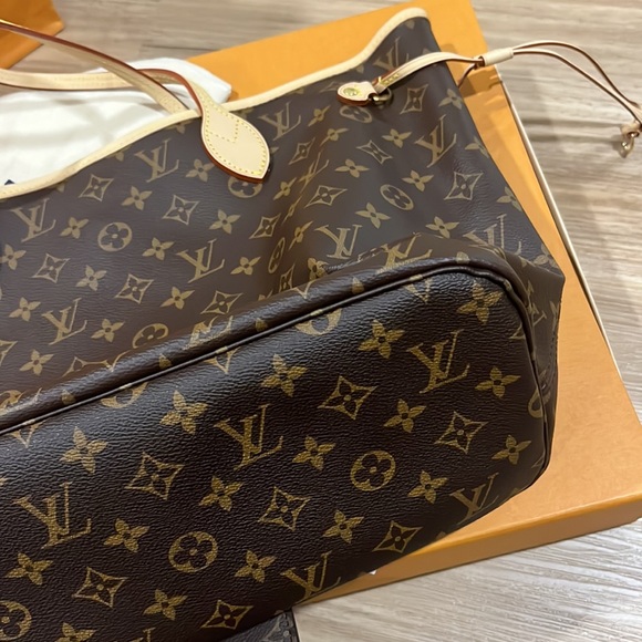 Louis Vuitton Neverfull MM - Picture 11 of 15
